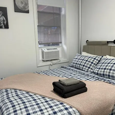 2 Bedroom Modern Unit In Central Manhattan